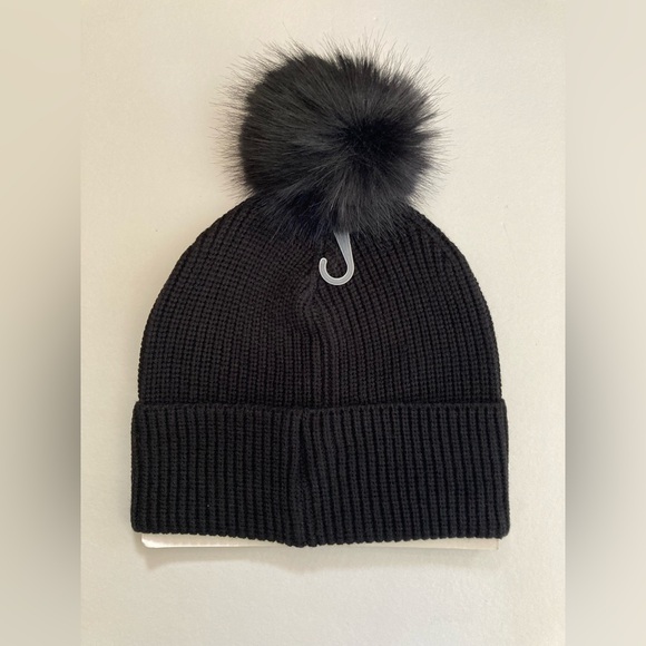 STEVE MADDEN | NWT Women’s Pom Pom Beanie - Picture 2 of 4